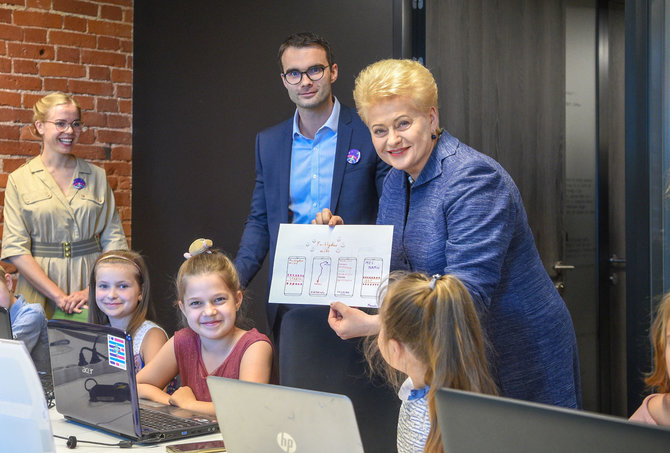 „Devbridge Group“ nuotr./V. Gurgždys pristato „Sourcery for Kids“ akademiją Prezidentei Daliai Grybauskaitei