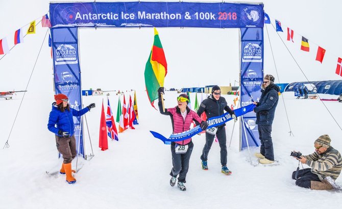 Organizatorių nuotr./Roma Puišienė kerta finišo liniją Antarktidos maratone