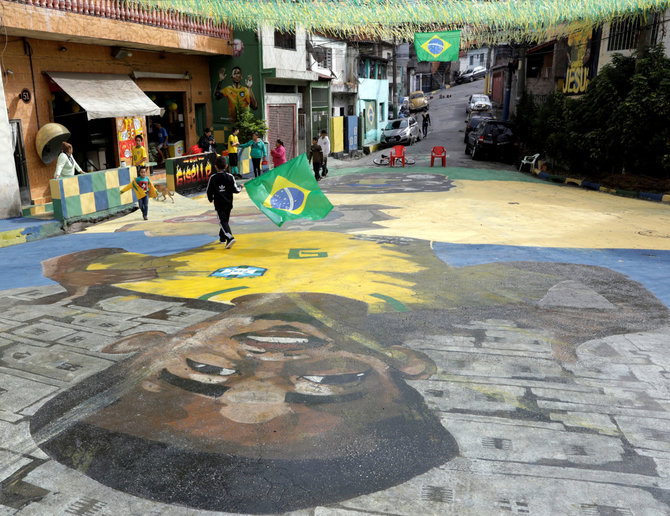„Reuters“/„Scanpix“ nuotr./Brazilijos gatvės pasipuošė Gabrielio Jesuso atvaizdu