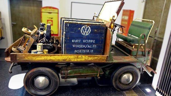 Bundesstefan, Wikimedia/„Plattenwagen“ gamykloje vežiojo dalis, todėl turėjo tvirtą plieno vamzdžių rėmą ir plokščią krovinių skyrių su mediniais borteliais