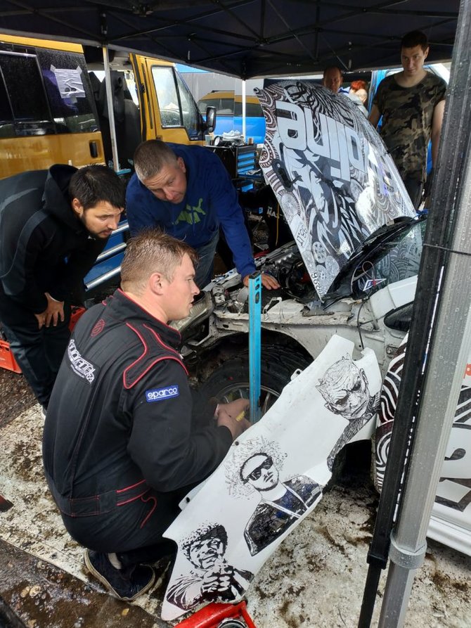 Martyno Utkos nuotr./Juliaus Skirmanto „Honda Civic“ po avarijos