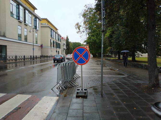 Eglės Girdenytės nuotr./Užtvertos automobilių stovėjimo vietos Maironio gatvėje rugsėjo 24 d. rytą