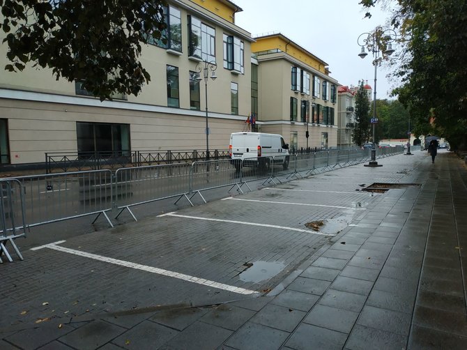 Eglės Girdenytės nuotr./Užtvertos automobilių stovėjimo vietos Maironio gatvėje rugsėjo 24 d. rytą