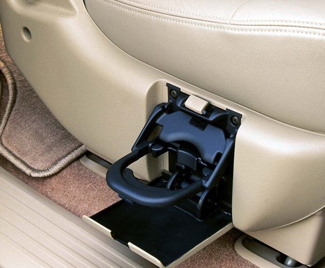 Gamintojo nuotr./Į 2002-ųjų „Honda Odyssey“ miniveno sėdynę sumontuotas puodelio laikiklis