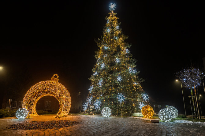 Molėtų turizmo ir verslo informacijos centro nuotr./Kalėdoms pasipuošę Molėtai