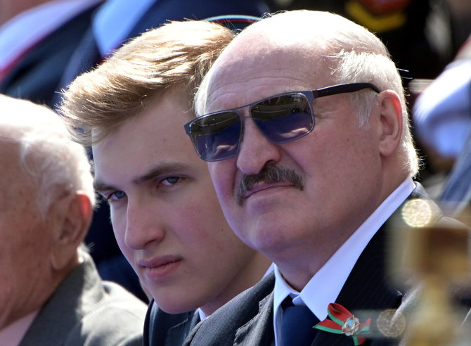 „Reuters“/„Scanpix“ nuotr./Aliaksandras Lukašenka su sūnumi Nikolajumi