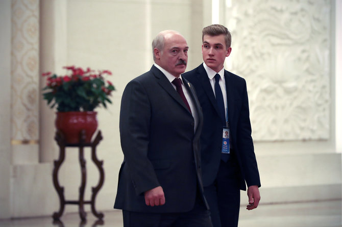 „Scanpix“/AP nuotr./Aliaksandras Lukašenka su sūnumi Nikolajumi