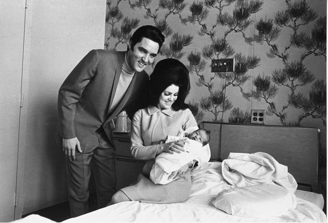 „Scanpix“ nuotr./Elvis Presley su žmona Priscilla, jų dukra Lisa Marie Presley