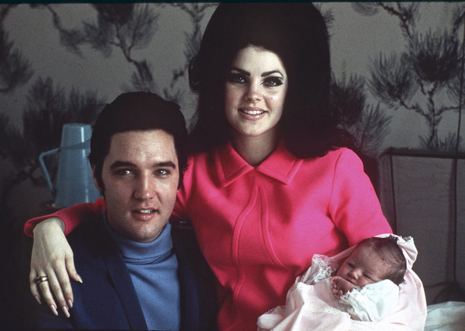 „Scanpix“ nuotr./Elvis Presley su žmona Priscilla, jų dukra Lisa Marie Presley