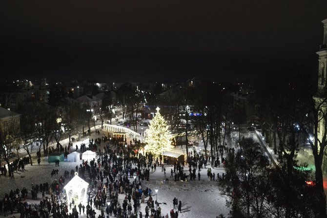 Biržų rajono savivaldybės nuotr./Biržų Kalėdų eglės įžiebimas