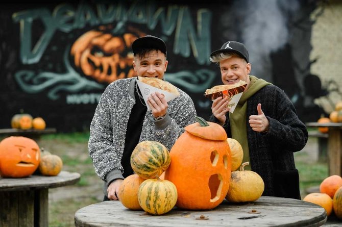 Loretos Kondratės nuotr./Žinomi žmonės apsilankė Helovino parke Kaujo rajone