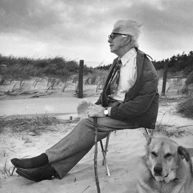 A.Kunčiaus nuotr./Kompozitorius Juozas Karosas su savo augintiniu prie jūros Palangoje, 1973 m.