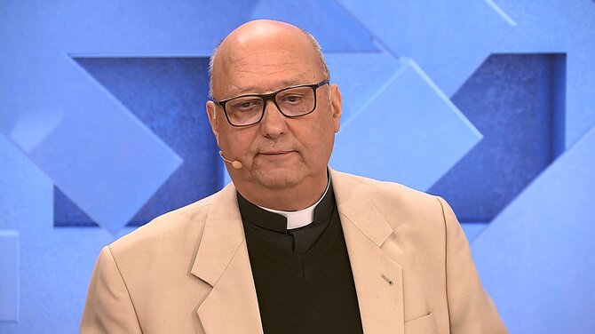 LNK nuotr./Kunigas Sigitas Bitkauskas laidoje „Už ar prieš?“