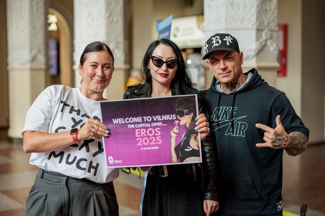 Asmeninio albumo nuotr./Tarptautinio erotikos festivalio „Eros 2025“ ambasadorė Vykinta Katunskytė su Andy ir Katrin Gajndr