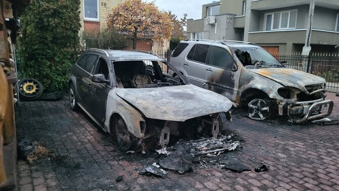 Asmeninio albumo nuotr./Sudegę Manto Sadausko šeimos automobiliai