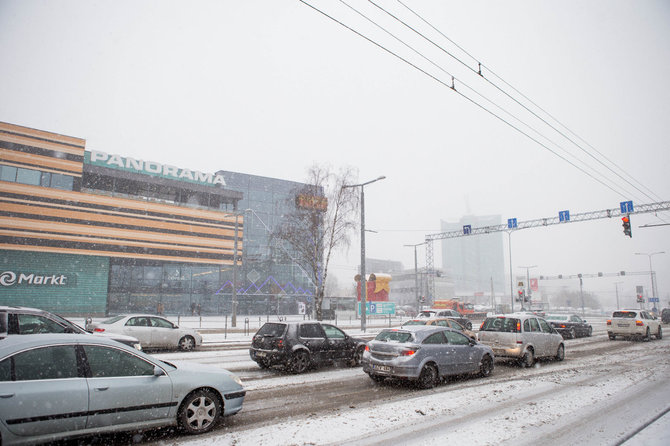 Josvydo Elinsko / 15min nuotr./Sunkios eismo sąlygos šalia „Panoramos“