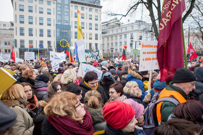 Josvydo Elinsko / 15min nuotr./Masinė protesto akcija „Paskutinis skambutis“