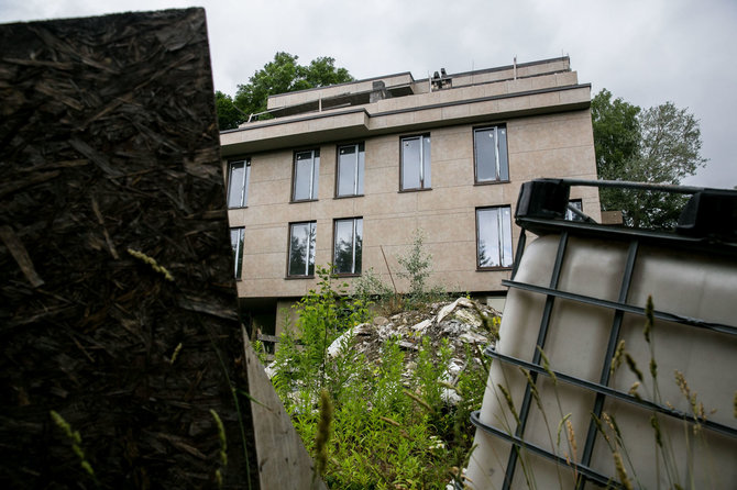 Josvydo Elinsko / 15min nuotr./Nebaigtas statyti ir apleistas daugiabutis sostinės Zarasų gatvėje