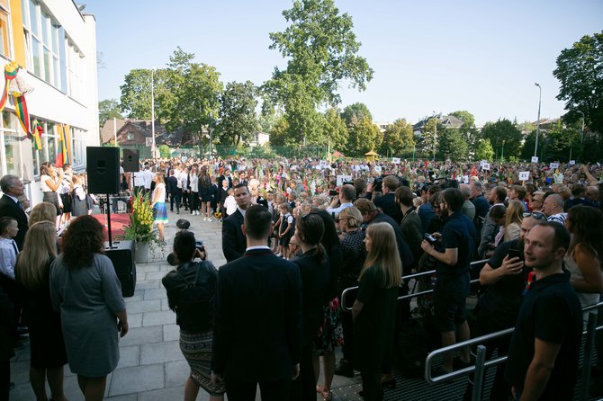 Josvydo Elinsko / 15min nuotr./Prezidentas Gitanas Nausėda dalyvavo mokslo ir žinių dienos šventėje Vilniaus Jono Basanavičiaus progimnazijoje