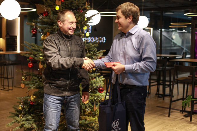 Pirmosios vietos laimėtojui Neriui Buteikiui prizą įteikia portalo 15min direktoriaus pavaduotojas Donatas Večerskis