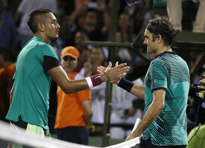 „Scanpix“/AP nuotr./Nickas Kyrgiosas ir Rogeris Federeris