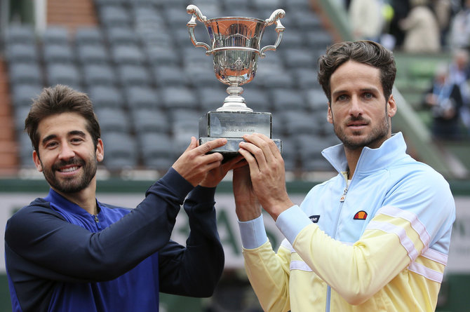 „Scanpix“/AP nuotr./Marcas Lopezas (kairėje) ir Feliciano Lopezas (dešinėje) laimėjo „Roland Garros“ dvejetų turnyrą
