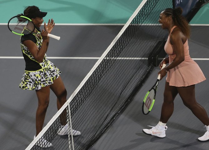 „Scanpix“/AP nuotr./Seserys Williams (kairėje – Venus, dešinėje – Serena)