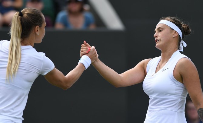 AFP/„Scanpix“ nuotr./Magdalena Rybarikova ir Aryna Sabalenka