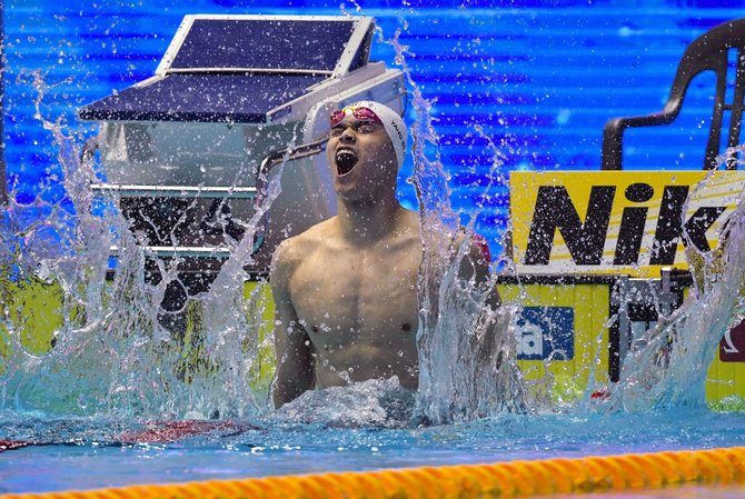 AFP/„Scanpix“ nuotr./Yang Sunas džiaugiasi iškovotu aukso medaliu