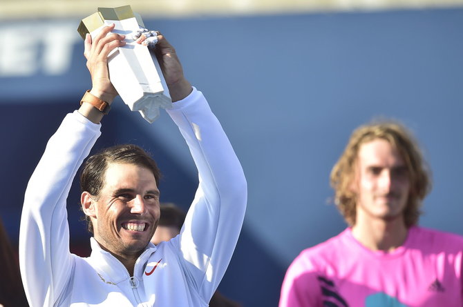 „Scanpix“/AP nuotr./Rafaelis Nadalis į viršų kelia praėjusiais metais iškovotą titulą Toronte