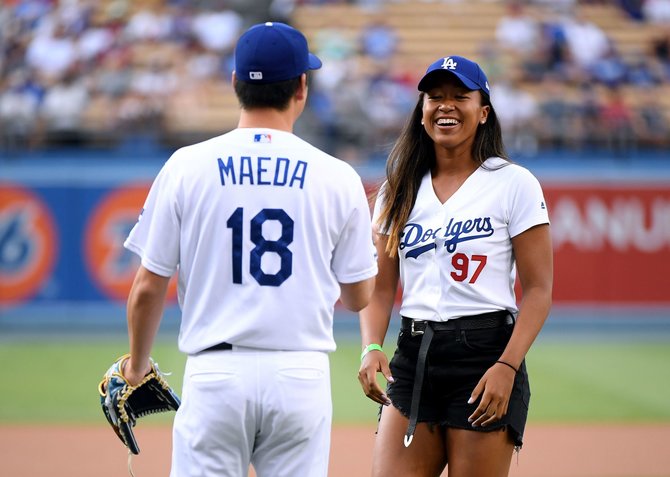 „Scanpix“/AP nuotr./Naomi Osaka ir „Los Angeles Dodgers“ atstovas Kenta Maeda