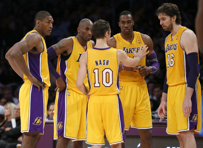 „Reuters“/„Scanpix“ nuotr./2012-2013 metų sezono „Lakers“ smogiamasis penketukas