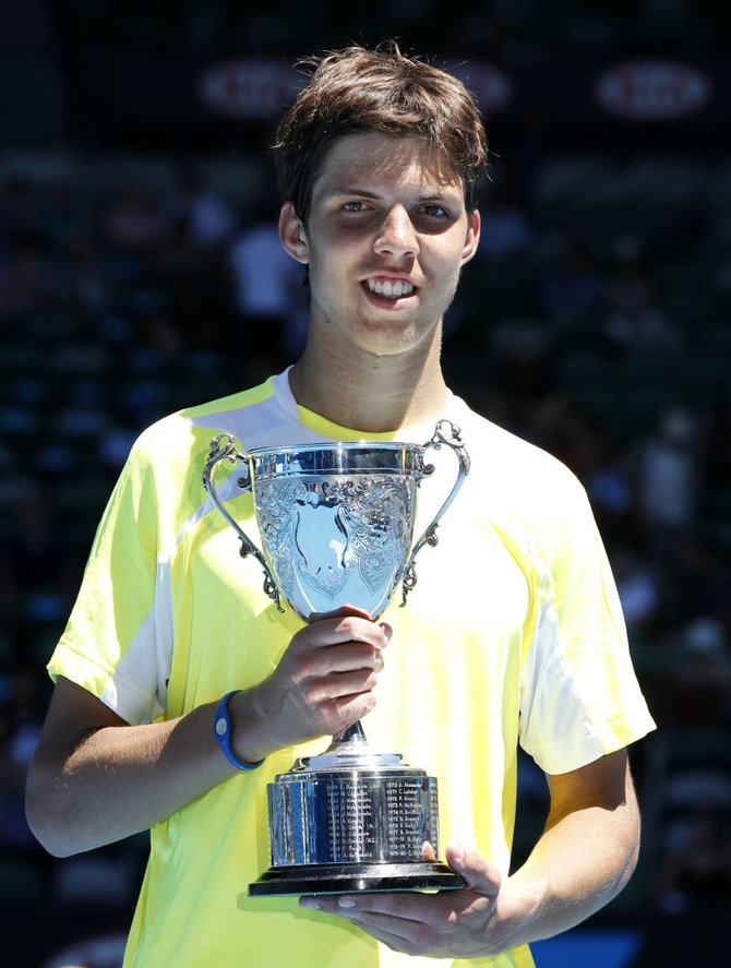 „Reuters“/„Scanpix“ nuotr./Jiri Vesely su 2011 metais iškovotu „Australian Open“ jaunių turnyro vienetų trofėjumi