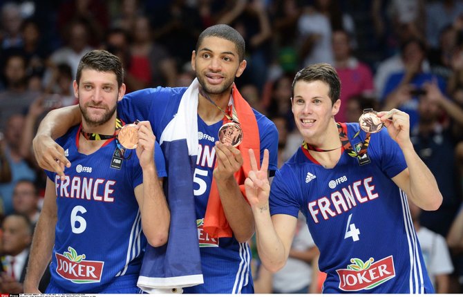 „Scanpix“/„SIPA“ nuotr./Prancūzijos krepšininkai džiaugiasi 2014 metų pasaulio krepšinio čempionato bronzos medaliais