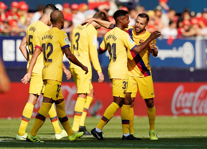 „Reuters“/„Scanpix“ nuotr./„Barcelona“ futbolininkai džiaugiasi A.Fati įvarčiu