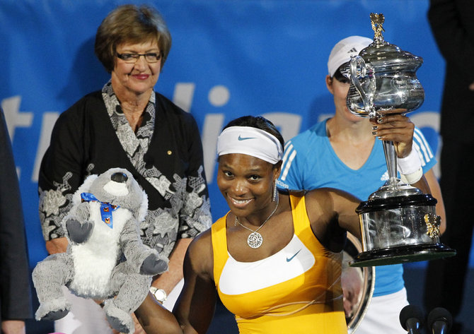 „Reuters“/„Scanpix“ nuotr./2010 metais laimėtą „Australian Open“ trofėjų Serenai Williams įteikė Margaret Court