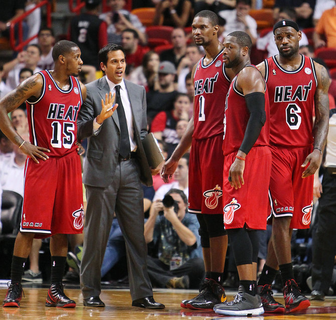 „Scanpix“/AP nuotr./Erikas Spoelstra, Mario Chalmersas, Dwyane'as Wade'as, Chrisas Boshas ir LeBronas Jamesas