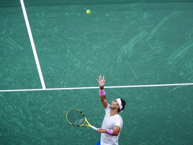 „Scanpix“/AP nuotr./Rafaelis Nadalis atlieka padavimą Paryžiaus „Masters“ turnyre