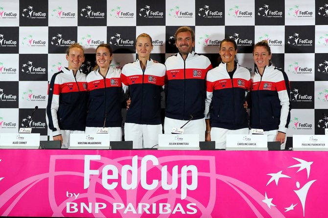 Twitter nuotr./Prancūzijos moterų teniso rinktinė su kapitonu Julienu Benneteau