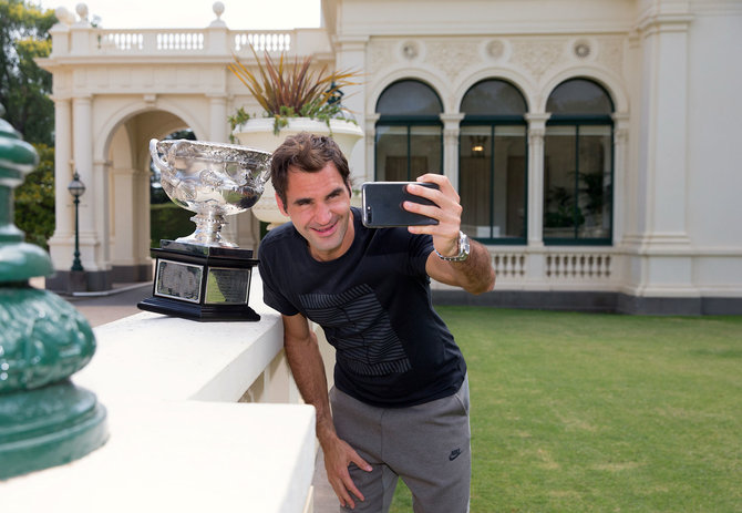 „Reuters“/„Scanpix“ nuotr./Rogeris Federeris po triumfo 2018-ųjų „Australian Open“