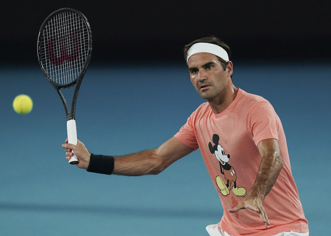 „Scanpix“/AP nuotr./Rogeris Federeris treniruojasi prieš „Australian Open“