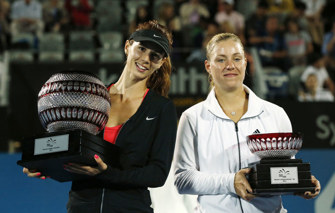 „Reuters“/„Scanpix“ nuotr./Tsvetana Pironkova ir Angelique Kerber 2014 metais Sidnėjuje