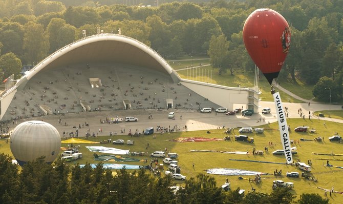 „Go Vilnius“ nuotr./Pirmosios pasaulyje nuo COVID-19 protrūkio pradžios karšto oro balionų varžybos tapo ir Vilniaus reklama