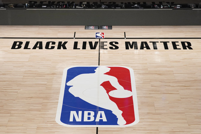„Scanpix“ nuotr./„Black Lives Matter“ užrašas vienoje iš NBA „burbulo“ arenų