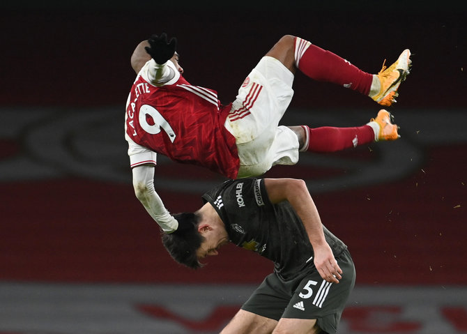 „Reuters“/„Scanpix“ nuotr./Alexandre'o Lacazette'o susidūrimas su Harry Maguire'u