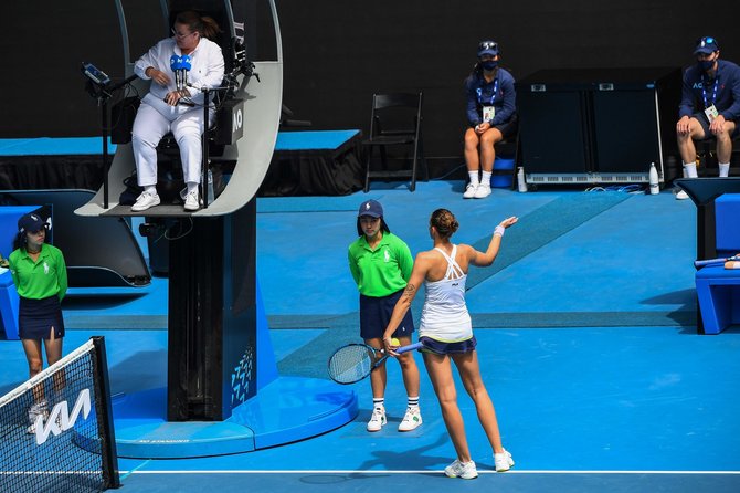 AFP/„Scanpix“ nuotr./Karolinos Pliškovos ginčas su bokštelio teisėja „Australian Open“ turnyre