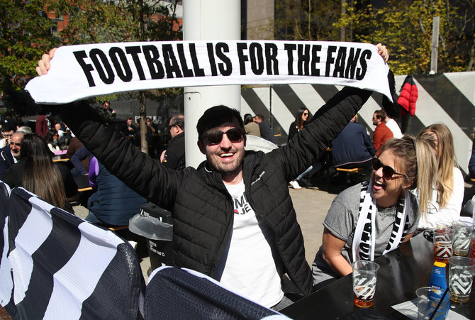 „Scanpix“ nuotr./Superlygą peikiantis plakatas „Manchester City“ ir „Tottenham“ klubų rungtynėse