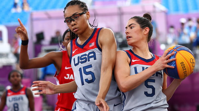 „Reuters“/„Scanpix“ nuotr./JAV moterų 3x3 rinktinės krepšininkės Kelsey Plum (su kamuoliu) ir Allisha Gray