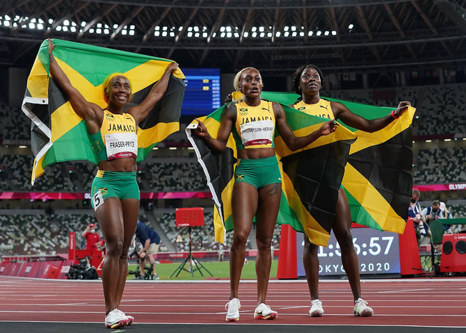 „Scanpix“ nuotr./Shelly-Ann Fraser-Pryce (kairėje), Elaine Thompson-Herah (viduryje) ir Shericka Jackson (dešinėje)