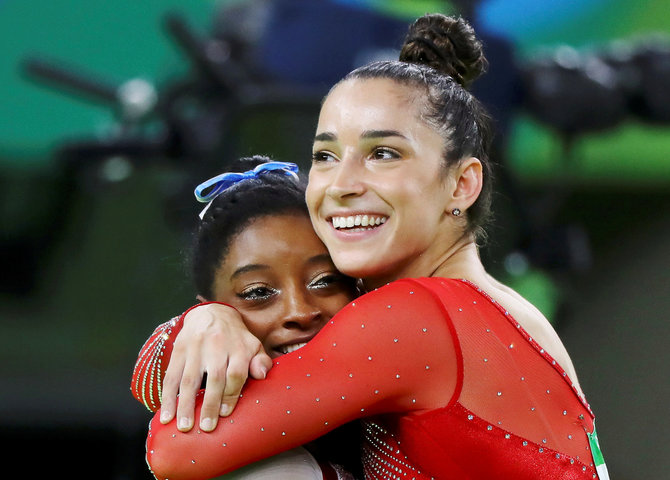 „Reuters“/„Scanpix“ nuotr./Aly Raisman ir Simone Biles